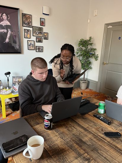 Axelle from Ecrubox talking to a student working on a laptop